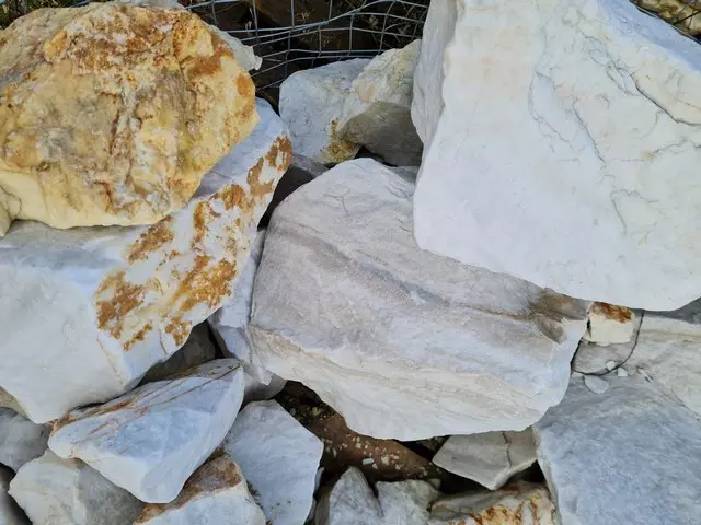 fehér márvány sziklakerti kő