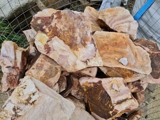 vörös sávos mészkő sziklakerti kövek vörös sávos mészkő sziklakerti kövek