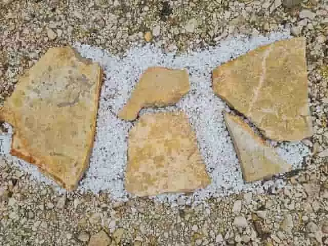 aszimmetrikus sárga horvát kő burkolat