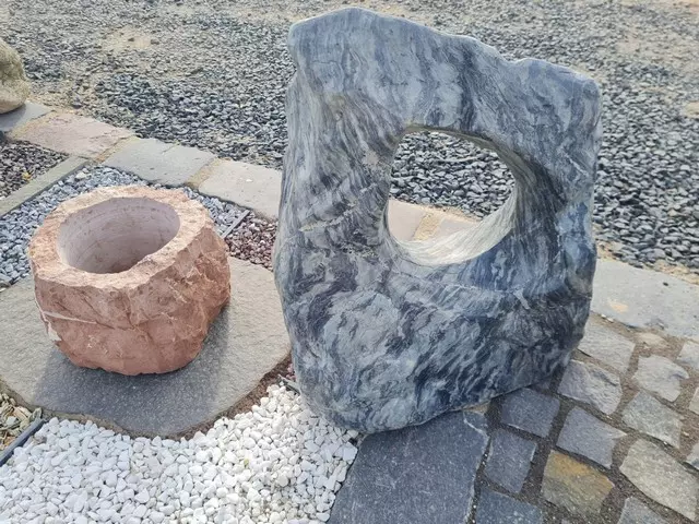 átfúrt márvány szikla