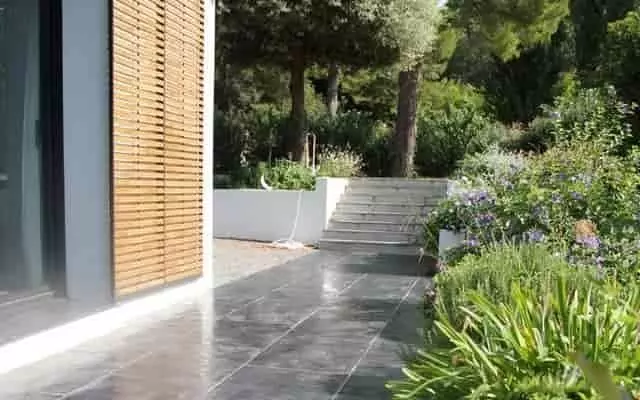 Természetes kőburkolatok – bazalt, gránit és gneisz alkalmazása kültéren