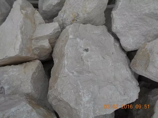 bézs mészkő sziklák