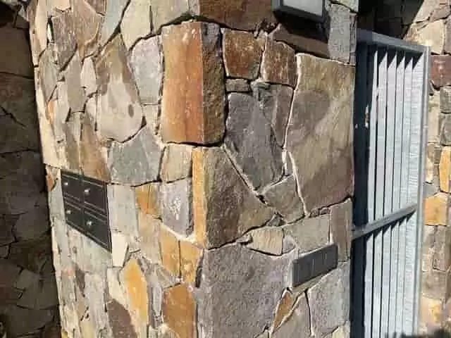 faragott, aszimmetrikus andezit burkolat