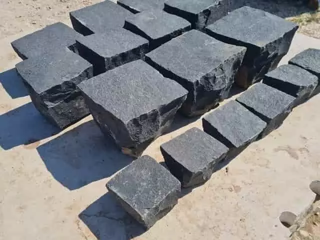 fekete, faragott bazalt kockakő fekete, faragott bazalt kockakő