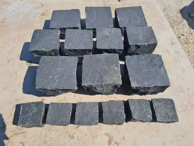 fekete bazalt faragott félkocka fekete bazalt faragott félkocka