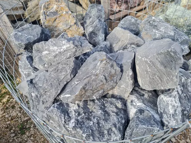 Fekete - fehér erezett márvány szikla