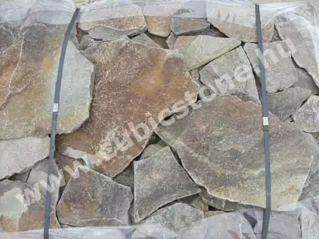 felületkoptatott, sárgás-barna, andezit aszimmetrikus burkolókő