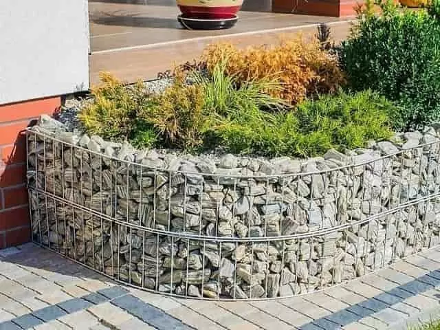 Gabion magaságyás -  modern, mégis természetes megjelenést kölcsönöz a kertnek Gabion magaságyás ötlet - antikolt, világos töltőkövei a beültetett növényzetre irányítják figyelmünket