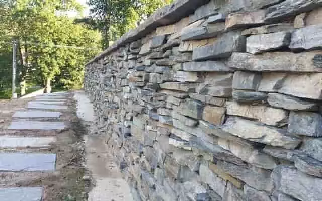 Természetes kőburkolatok – gneisz, kvarcit és homokkő lapok kültéren