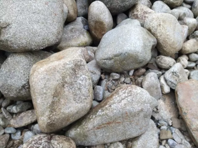 koptatott, gránit görgeteg kövek