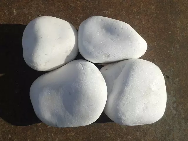 hófehér, koptatott, márvány görgeteg kő