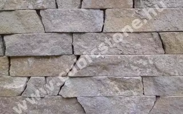 Természetes kőburkolatok – homokkő, riolit és travertin kőlapok kültéren