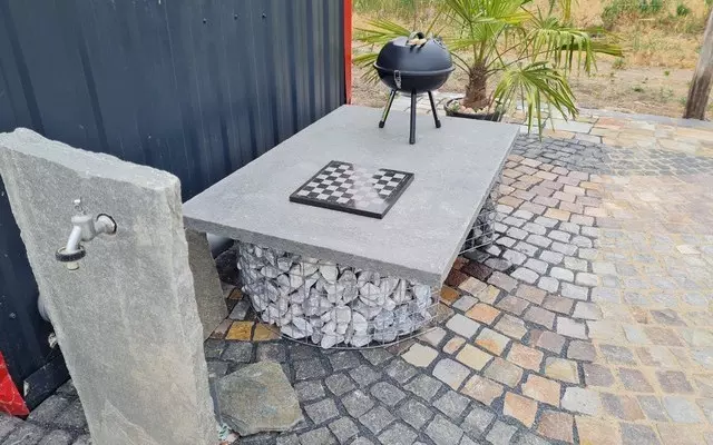 Kőasztal kültérre – csiszolt kőlapból készült grillasztal a kertbe, tartós és stílusos