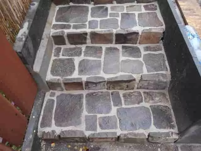 múltbéli kövesút mintázatú feljáró