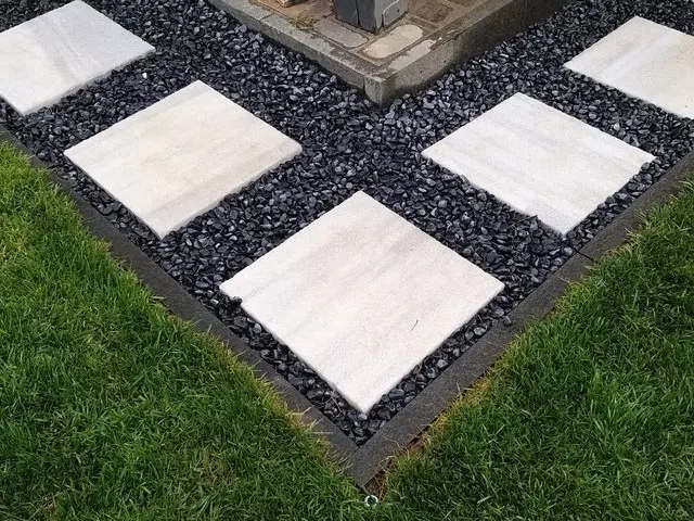 négyzet alakú carrarai márvány tipegőkő
