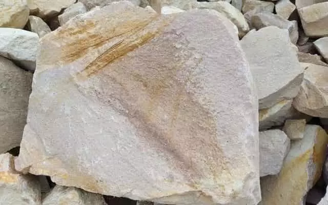 Természetes kőburkolatok – riolit, travertin és horvát mészkő anyagok kültéren