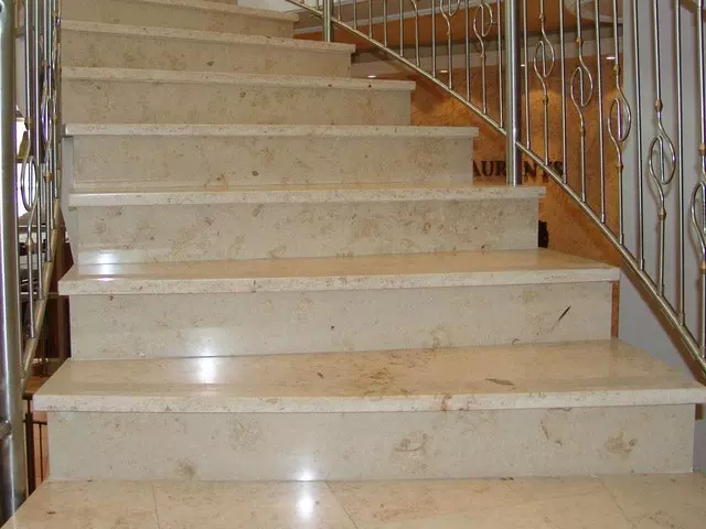 solnhofeni mészkő lépcsőburkolat