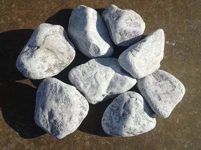szürke, antikolt mészkő görgeteg kő