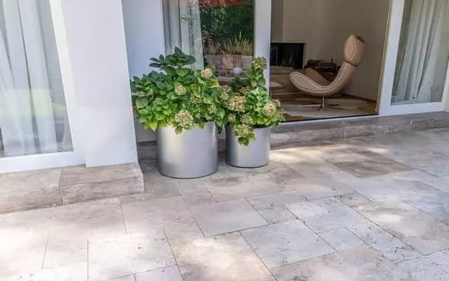 Természetes kőburkolatok – travertin, horvát mészkő és jura mészkő kövek kültéren