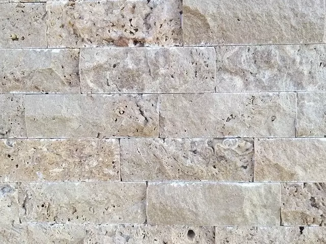 travertin terra bézs roppantott kő falburkolat