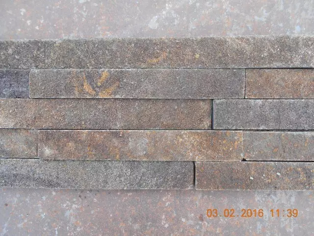 barna gneisz burkolólap vágott kültéri kőburkolat