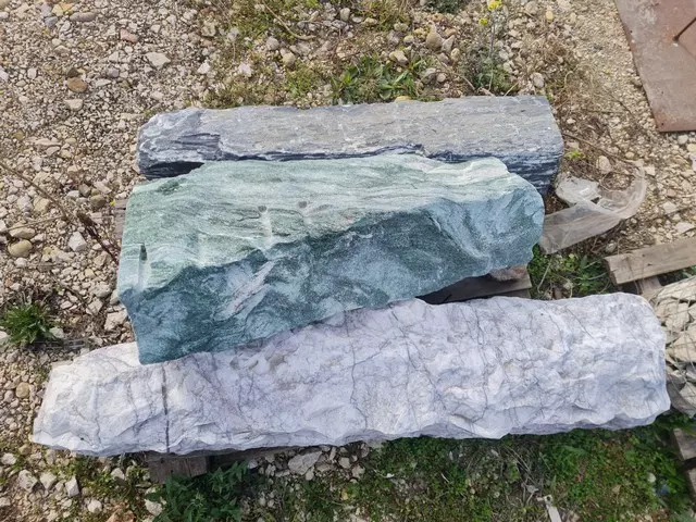 Zöld, szürke, fehér márvány oszlopok Zöld, szürke, fehér márvány oszlopok